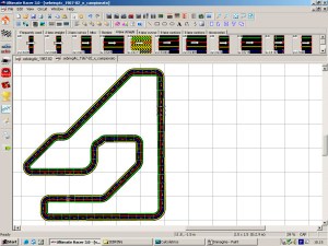 Lo spazio ampio fra il rettilineo di partenza e l'opposto è stato lasciato per permettere il passaggio del commissario per i recuperi